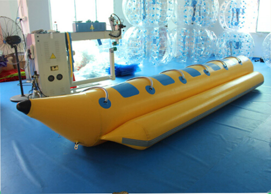 China Barco de banana inflável da categoria comercial, brinquedos infláveis do lago para esportes fornecedor