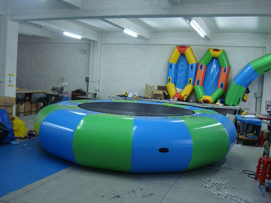 China Molhe a flutuação de salto do parque da água da cama do leão-de-chácara inflável inflável do trampolim fornecedor