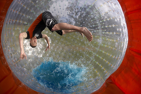 A categoria comercial fora dos seres humanos fez sob medida a bola inflável de Zorb para jogos de equipe fornecedor