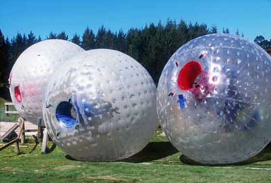 A categoria comercial fora dos seres humanos fez sob medida a bola inflável de Zorb para jogos de equipe fornecedor